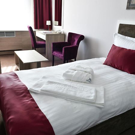 Hotel Ana Lux Spa ปิโรต์ ภายนอก รูปภาพ