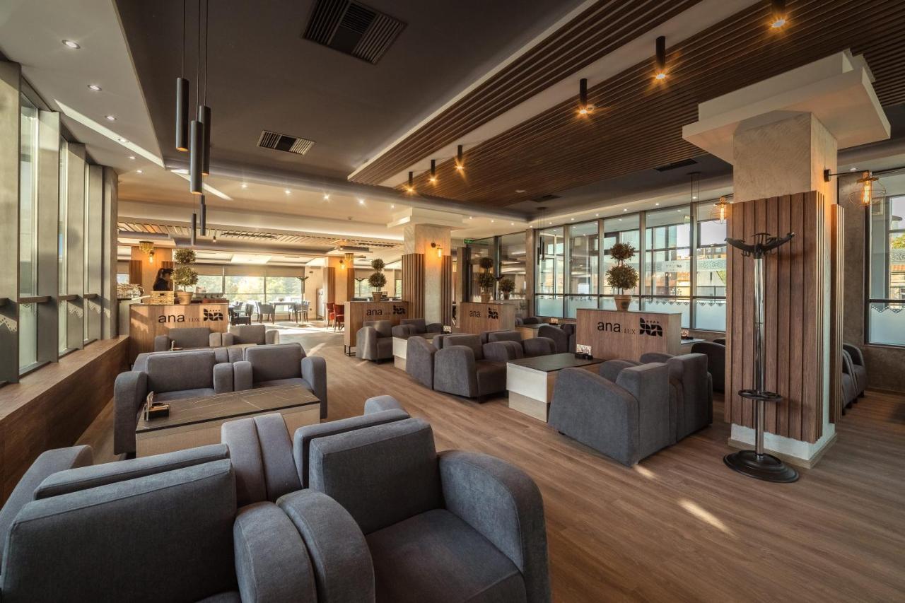 Hotel Ana Lux Spa ปิโรต์ ภายนอก รูปภาพ