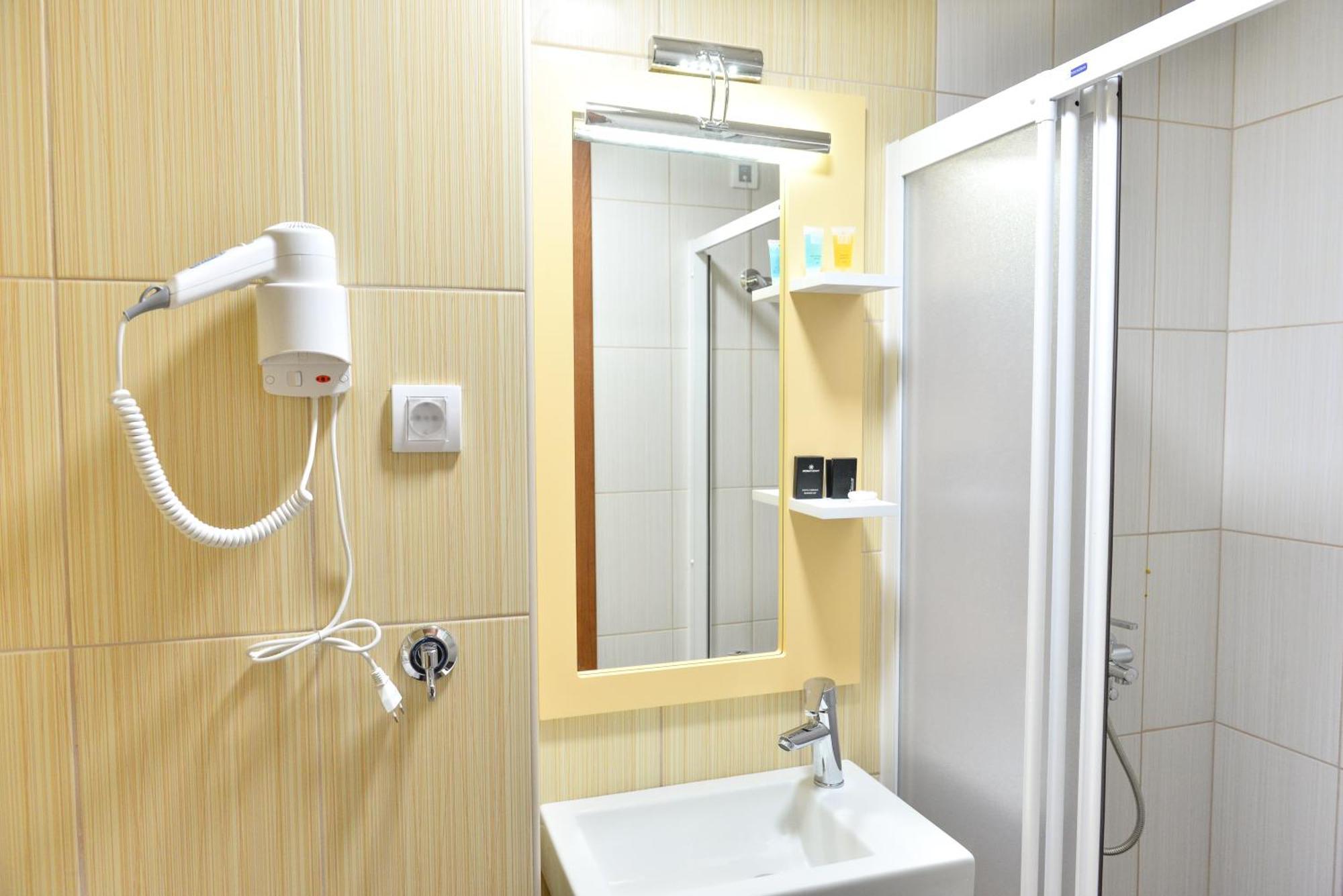 Hotel Ana Lux Spa ปิโรต์ ภายนอก รูปภาพ