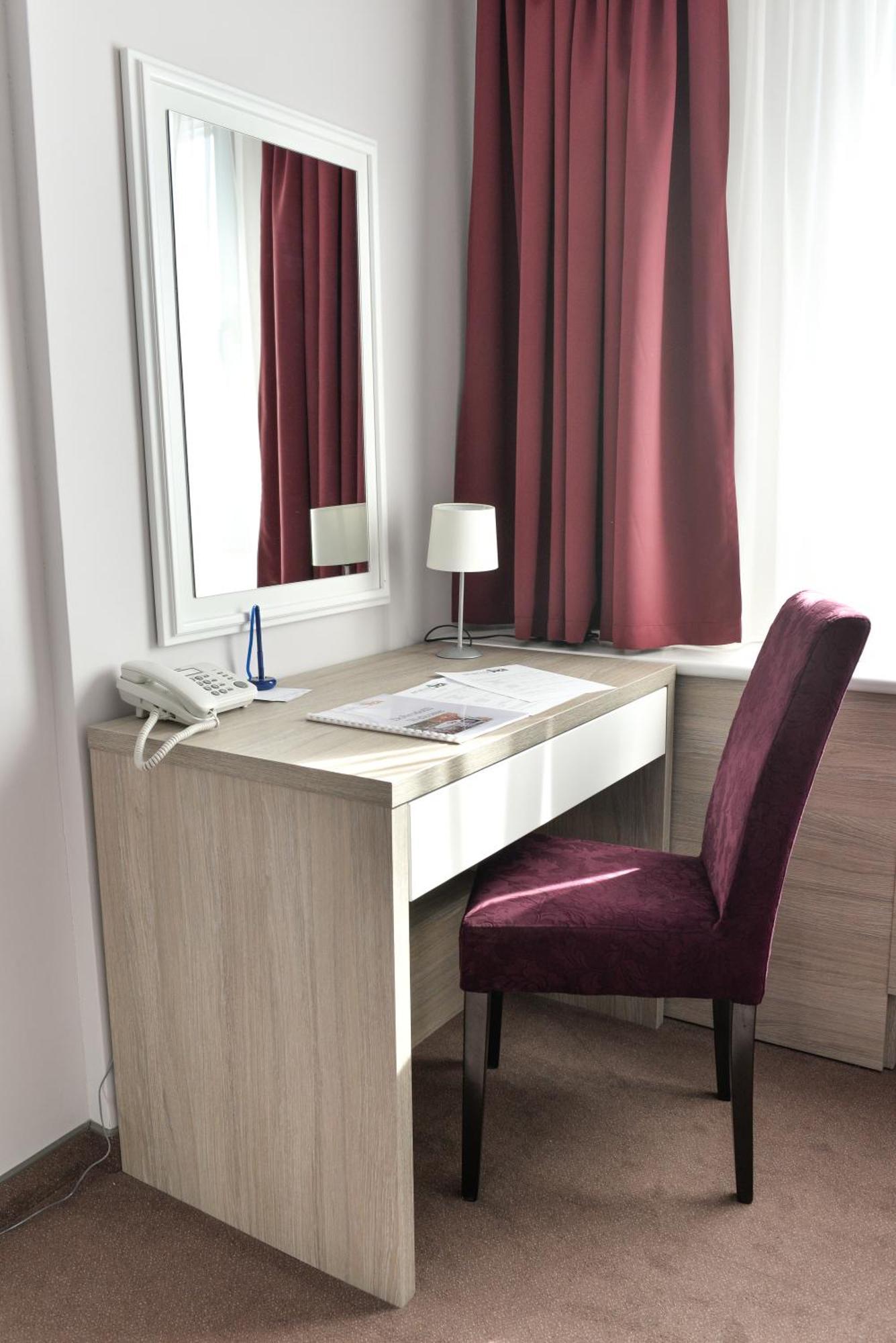 Hotel Ana Lux Spa ปิโรต์ ภายนอก รูปภาพ