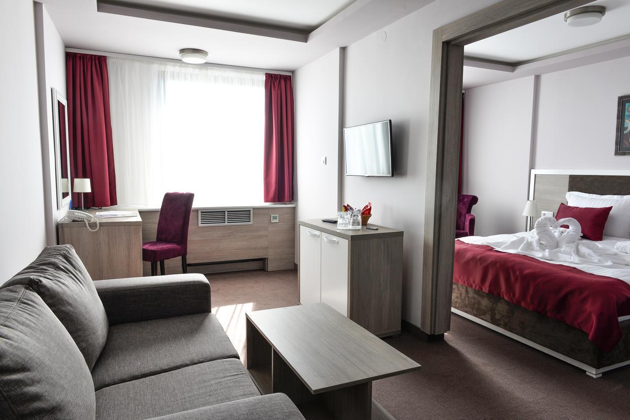 Hotel Ana Lux Spa ปิโรต์ ภายนอก รูปภาพ