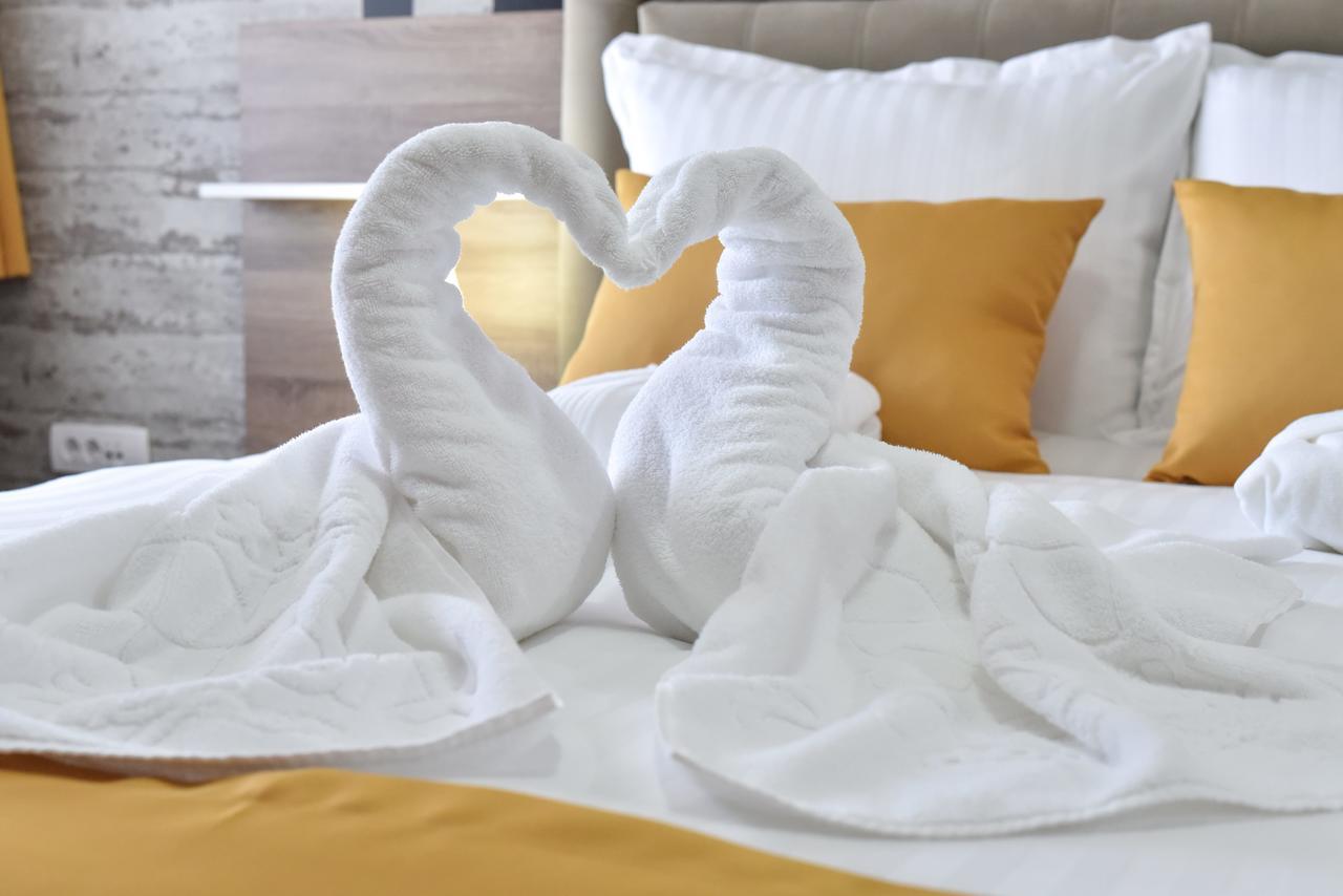 Hotel Ana Lux Spa ปิโรต์ ภายนอก รูปภาพ