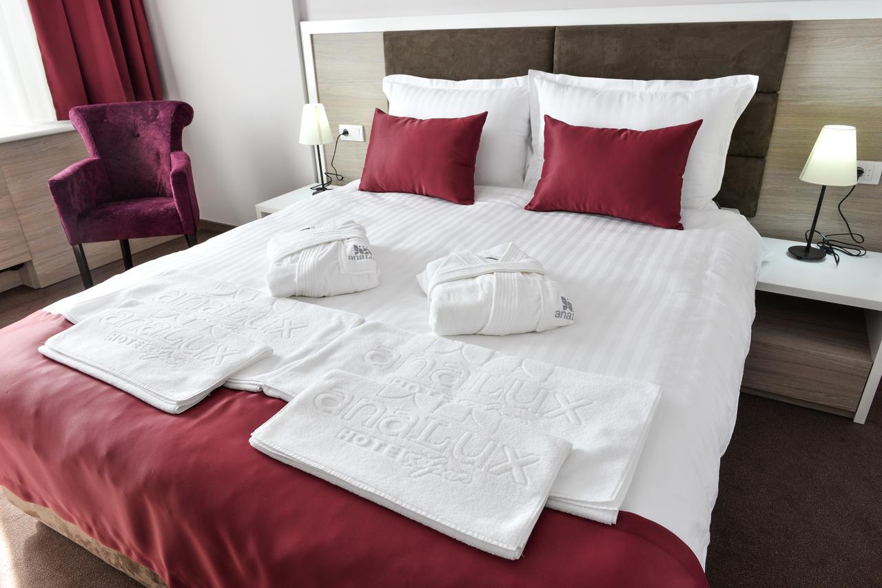Hotel Ana Lux Spa ปิโรต์ ภายนอก รูปภาพ