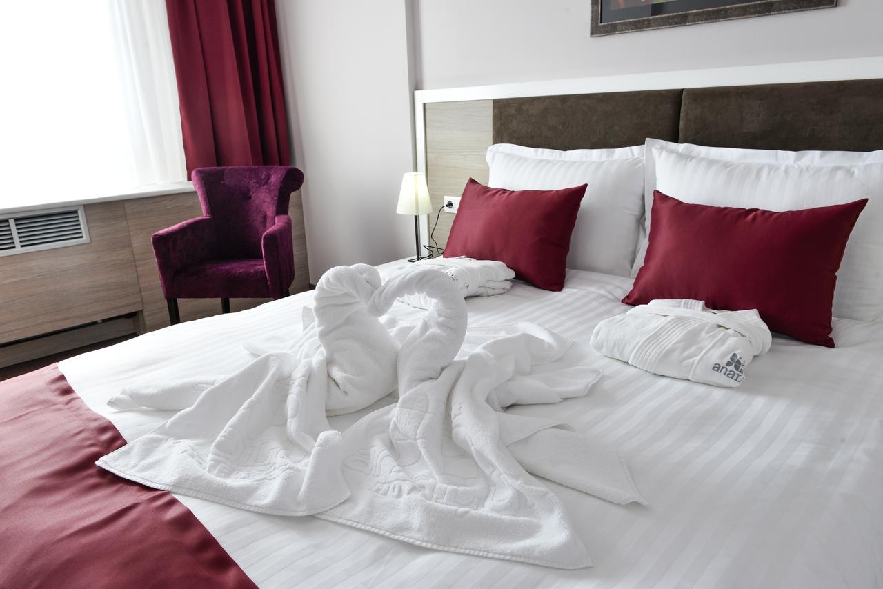Hotel Ana Lux Spa ปิโรต์ ภายนอก รูปภาพ