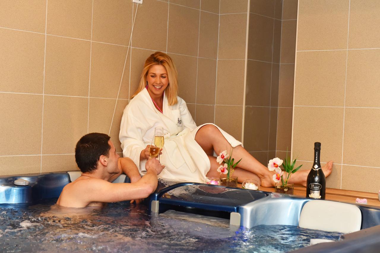 Hotel Ana Lux Spa ปิโรต์ ภายนอก รูปภาพ