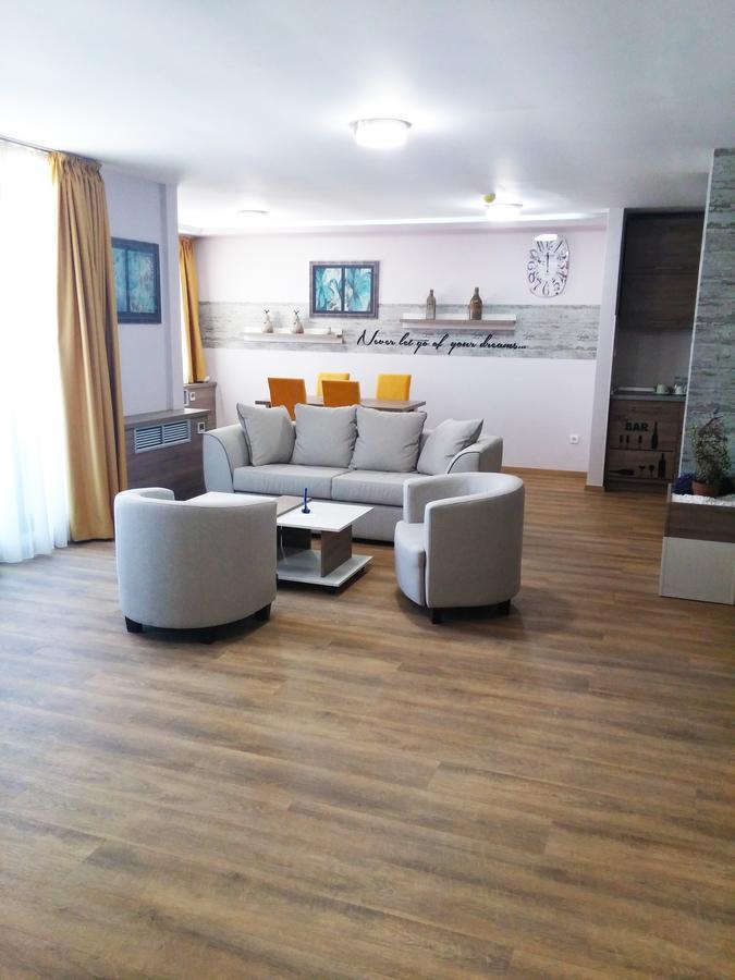 Hotel Ana Lux Spa ปิโรต์ ภายนอก รูปภาพ