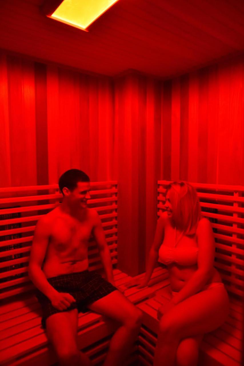 Hotel Ana Lux Spa ปิโรต์ ภายนอก รูปภาพ