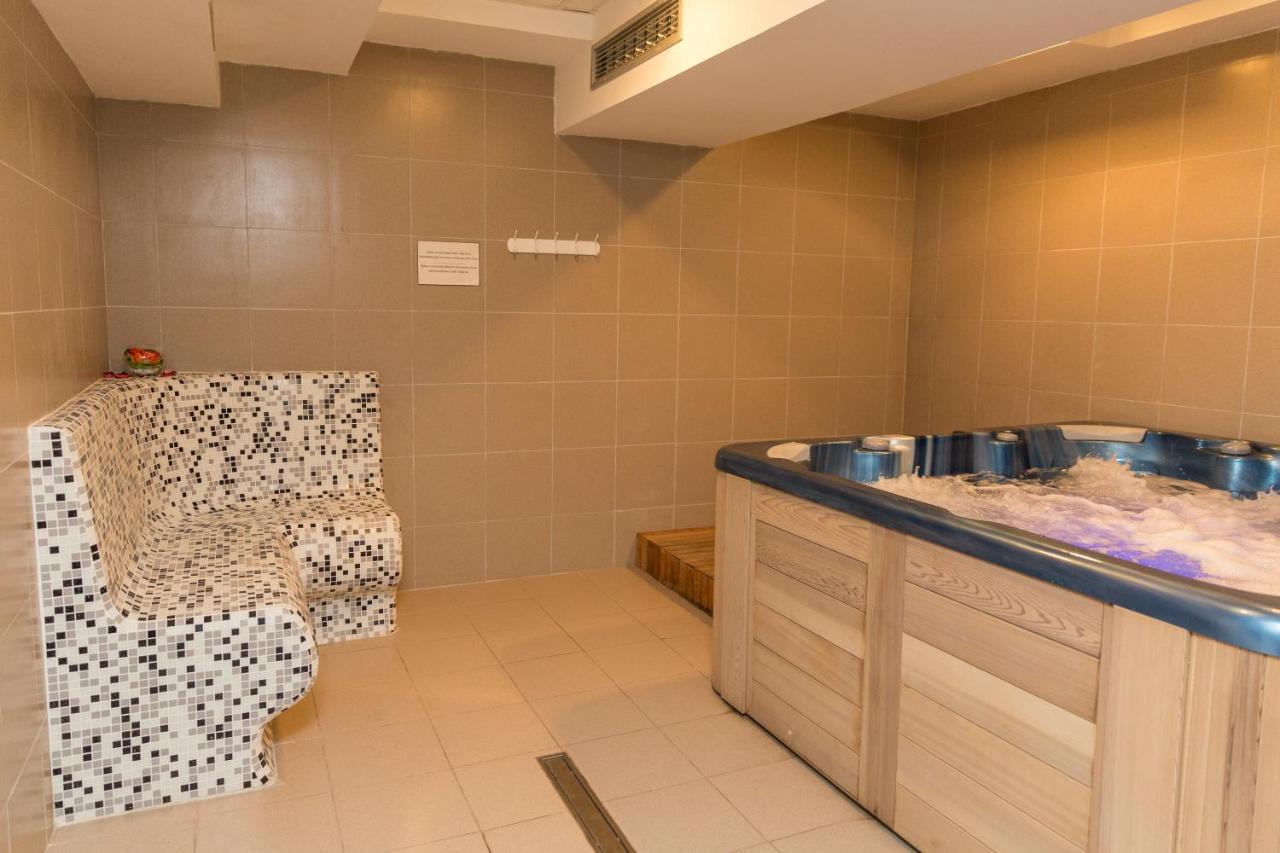 Hotel Ana Lux Spa ปิโรต์ ภายนอก รูปภาพ
